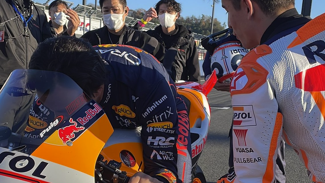 Marc Marquez teaches Sergio Perez the RC213V's controls (Pic: Repsol Honda)